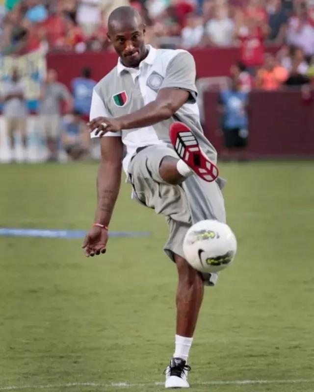 莱万过去15次首发出战法兰克福斩15球，曾两次上演帽子戏法（莱万近15次首发对阵法兰克福打入15球，两度完成帽子戏法）