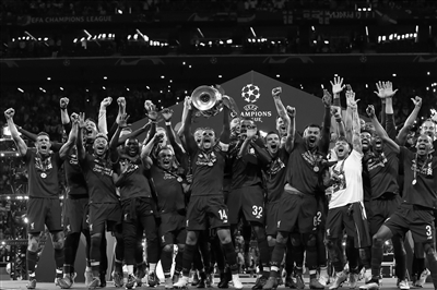 贝尔在心目中的终极球员选择中全选了皇马球员，其中两次选择了自己（贝尔心中的终极球员名单清一色皇马人，且两次将自己选入）