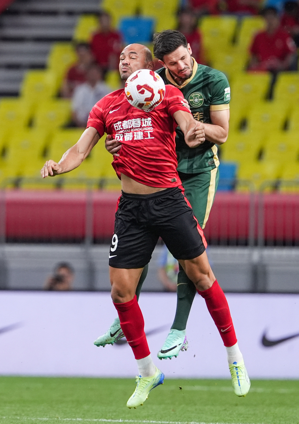 孔帕尼：我有关注曼城希望他们英超夺冠；连胜时我们也要反思（孔帕尼：关注曼城盼其英超封王；即便连胜仍需反思）