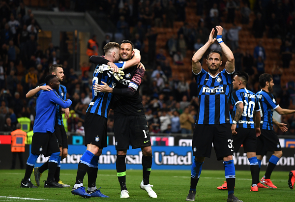 热闻｜B费一传两射造两大神迹！曼联客场4-1大胜狼队升至英超第六（快讯｜B费梅开二度+助攻创两项纪录，曼联客场4-1狼队升至英超第六）