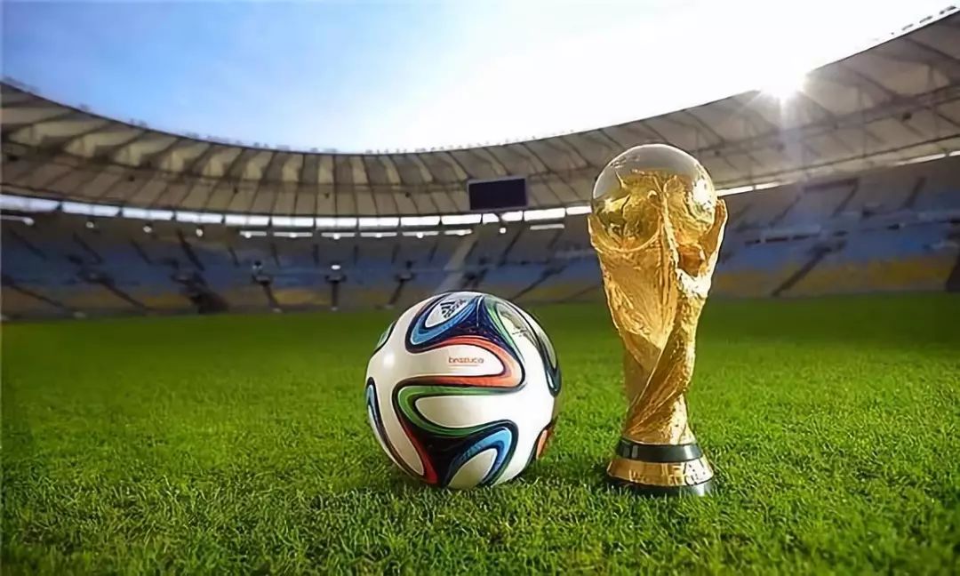 达尼洛同时斩获两座欧冠&解放者杯冠军，为历史首人（达尼洛史上首位包揽欧冠与解放者杯双冠）