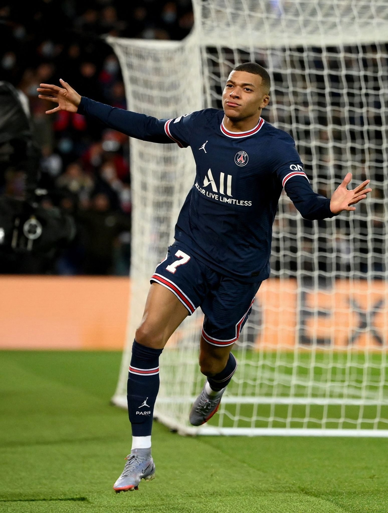 曼城德布劳内助攻斯特林得分（德布劳内送助攻 斯特林为曼城建功）