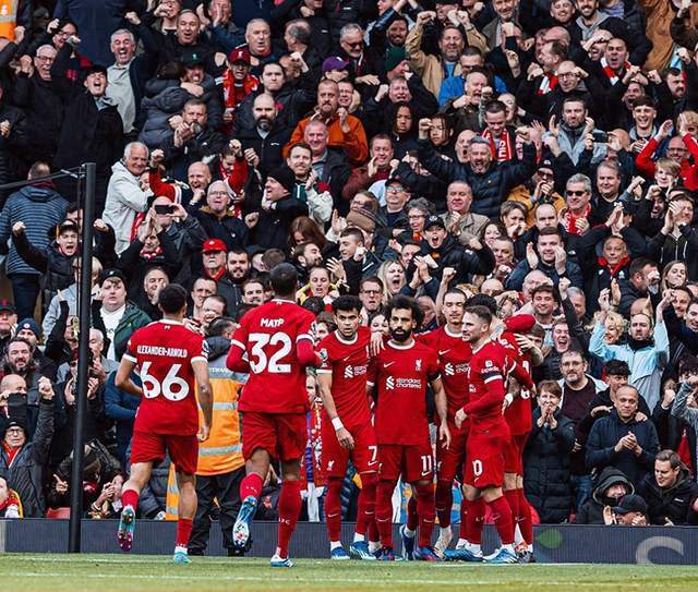 感谢背后的付出，法比奥向国安基地负责洗衣的两位大姐献花（法比奥为国安基地洗衣两位阿姨送花致敬幕后付出）