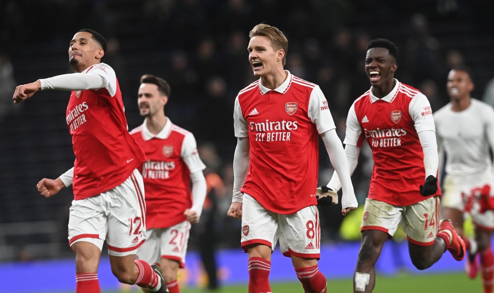 我留下！队报：海斯昨日向尼斯全队宣布将继续执教球队