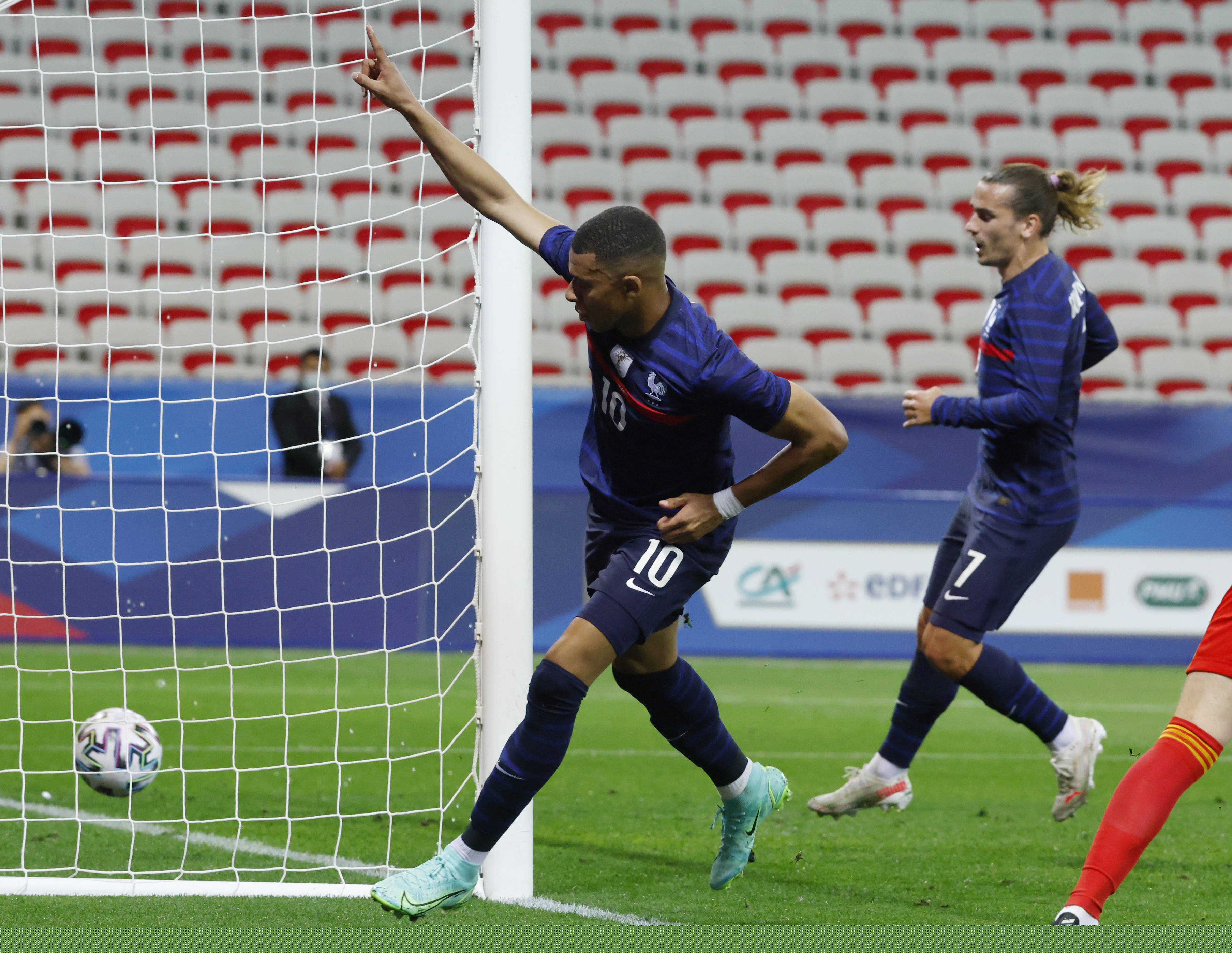 跋涉近18小时，15岁小球迷在球场外山上直播解说解放者杯决赛（15岁球迷徒步近18小时登上球场外山头，直播解说解放者杯决赛）