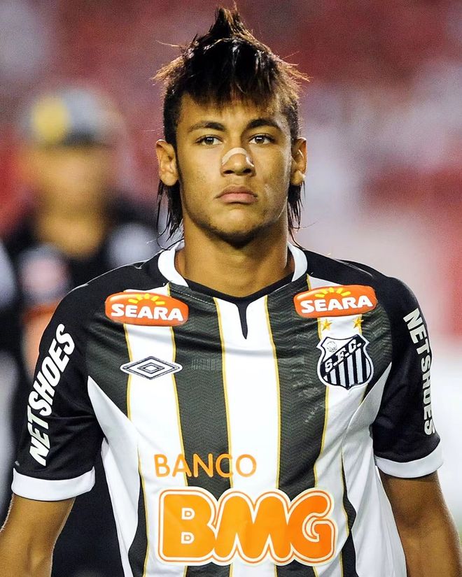 C罗打趣：詹姆斯是个好人，但我头发比他多！（C罗幽默调侃：詹姆斯人不错，但我的发量更胜一筹）