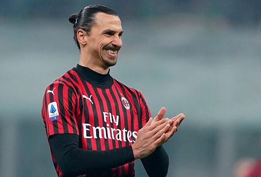 皇马后防问题严重，阿诺德伤缺，球员轮换困难，姆巴佩虽强但后防乏力，形势严峻。（皇马防线告急：阿诺德伤停致轮换受限，姆巴佩难掩后防短板，形势不容乐观）