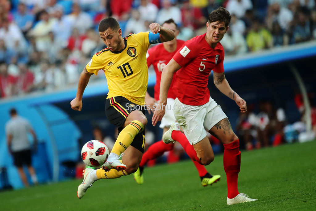 足球英超双红会爆发冲突，多人吃黄牌（英超双红会火药味十足，多人染黄）