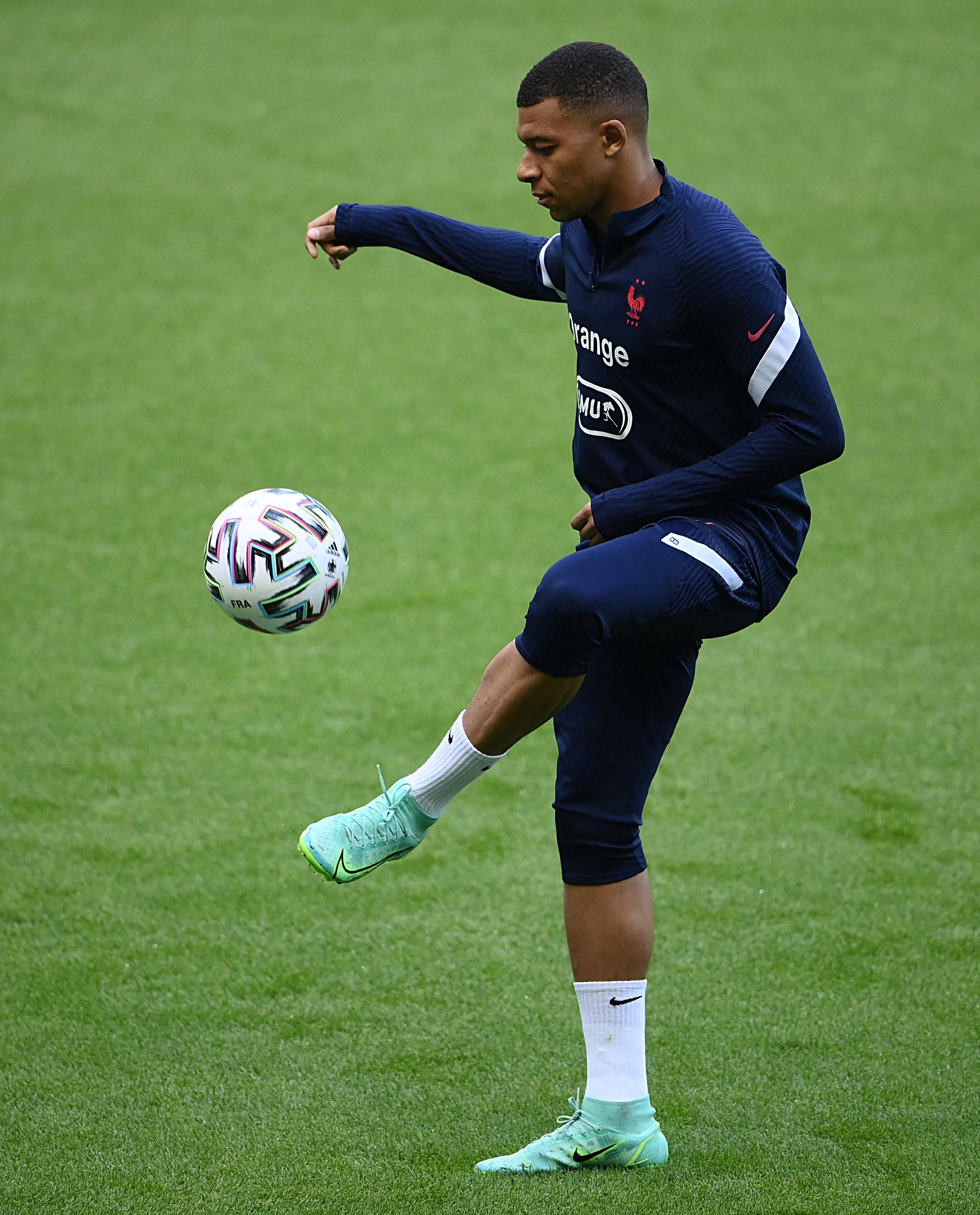 国足友谊赛战胜韩国展现新阵容（国足热身赛力克韩国，全新阵容亮相）