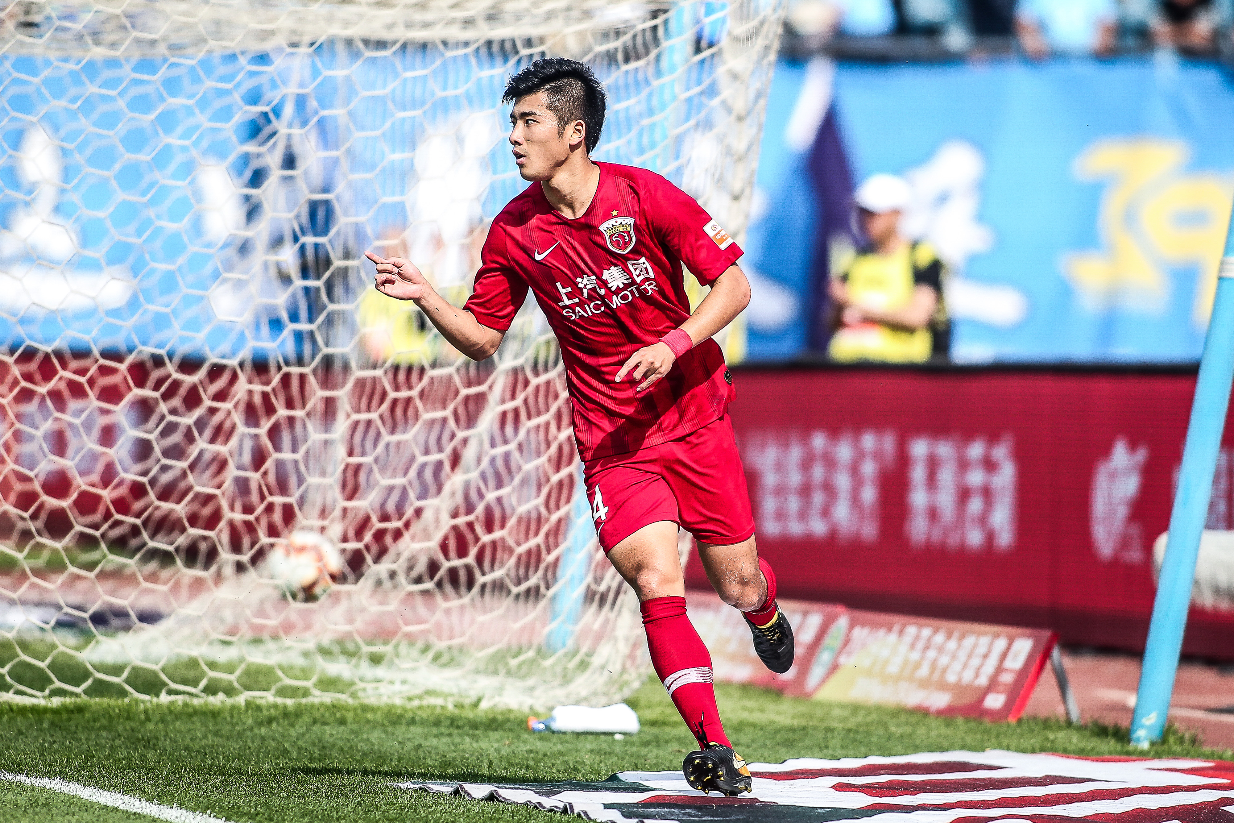 曼联接洽英超中场跑不死，或替代巴莱巴成目标！切尔西已直接问价（曼联接触英超铁肺型中场，或改以其取代巴莱巴为引援目标；切尔西已直接询价）