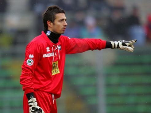 胶柱鼓瑟，阿尔梅达死抱击败巴萨的阵型出战后遭遇联赛三连败（固守击败巴萨的阵型，阿尔梅达联赛遭三连败）