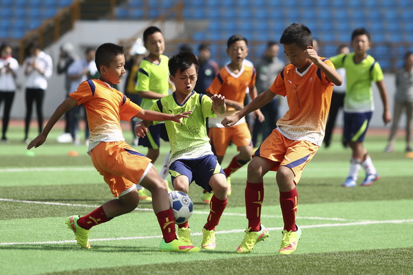 德甲焦点对决：柏林联合3-1战胜RB莱比锡，终结三连败颓势（德甲焦点战：柏林联合3比1击退RB莱比锡，止住三连败）