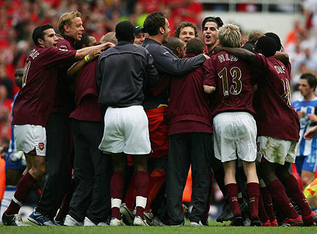 足球报：多支中超球队巨额欠税，以亿元为单位拖欠税款（足球报：多家中超俱乐部拖欠税款，金额以亿元计）