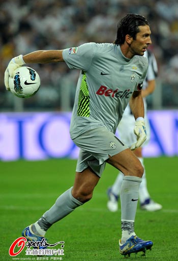 9次扑救力保零封，弗莱肯当选曼城vs勒沃库森全场最佳（弗莱肯9次神扑零封，对曼城战勒沃库森当选全场最佳）