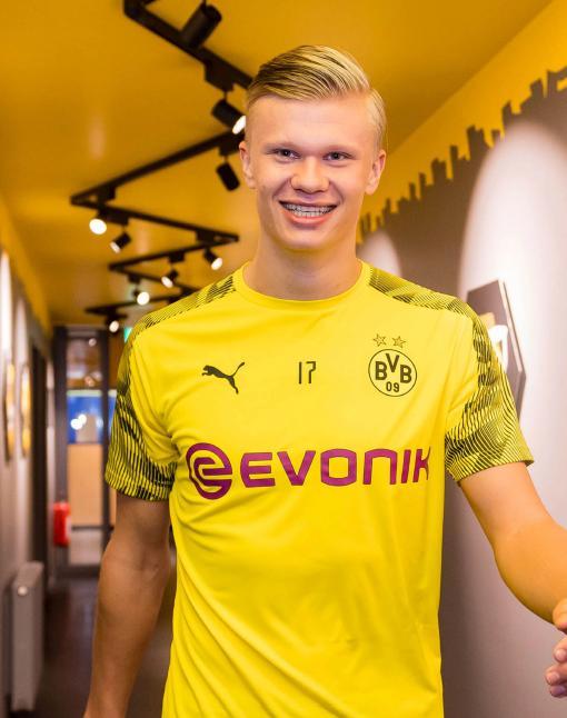 巴萨后防失误不断（巴萨防线频频出错）