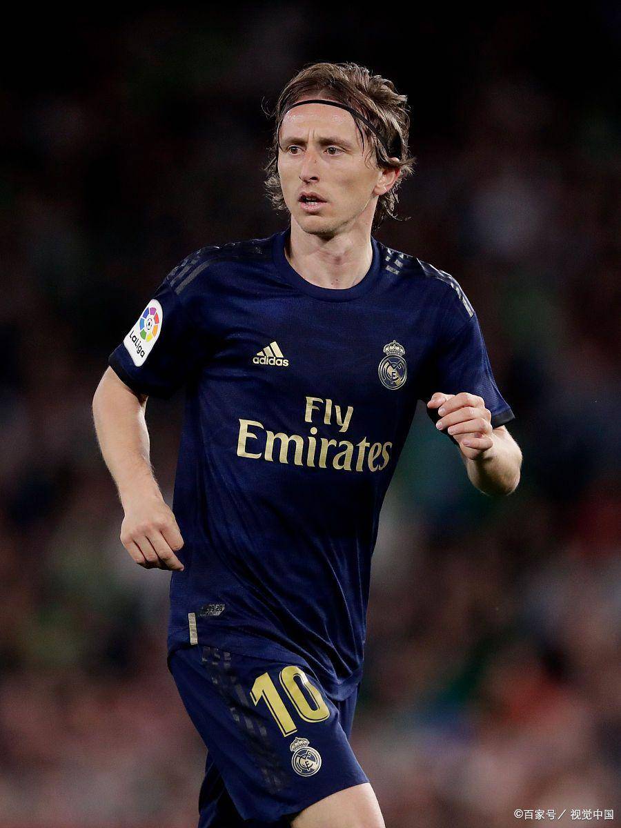 欧文突破防守连续得分（欧文强势冲击防线连连得手）