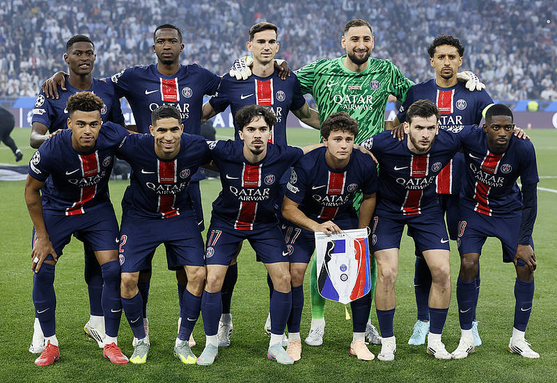 顶级！皇马主场伯纳乌变圣诞乐园！（震撼！皇马主场伯纳乌化身圣诞乐园！）