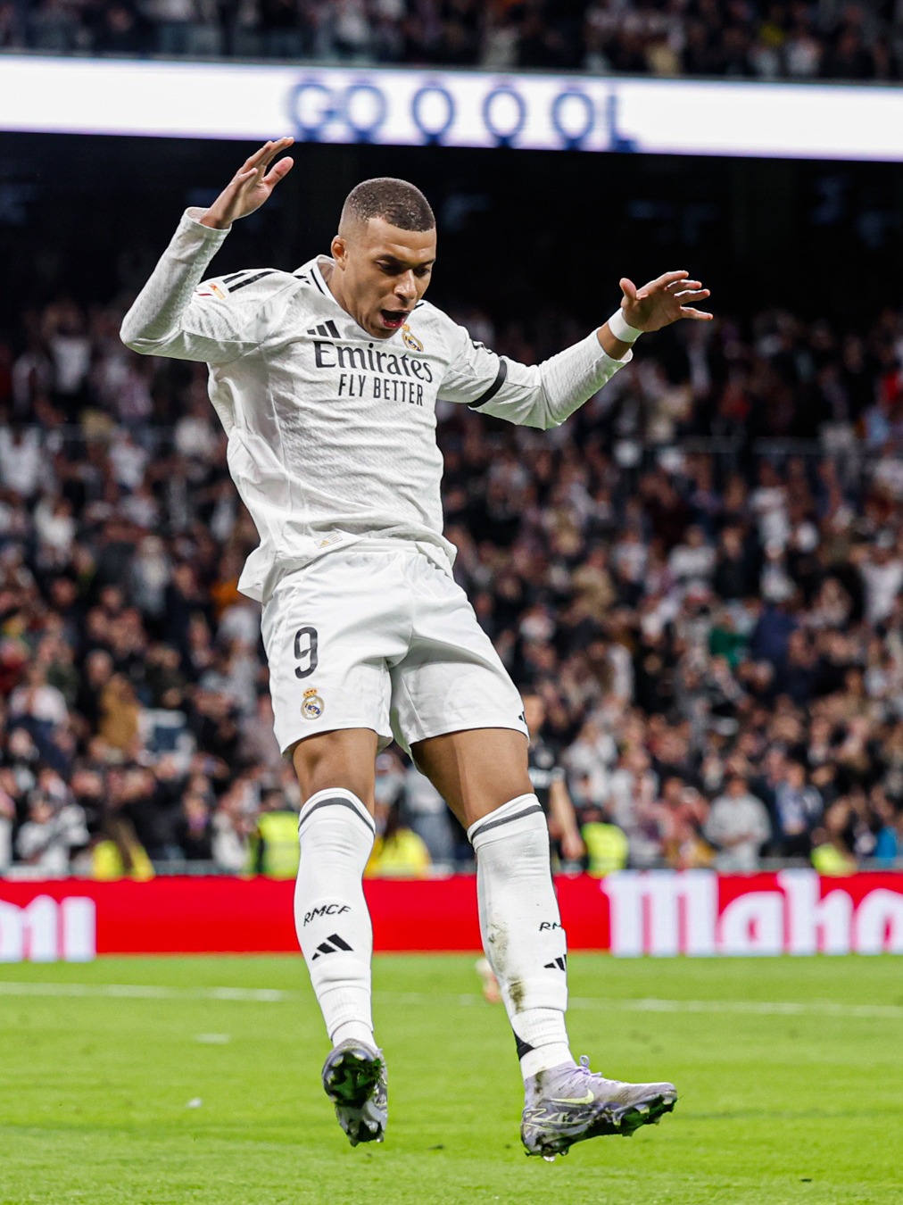 今晚，上海海港门将颜骏凌首发出场，迎来了他代表俱...