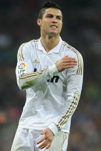 无缘联赛三连冠，神户主帅吉田孝行赛后发布会哽咽宣布辞职（三连冠梦碎，神户主帅吉田孝行赛后哽咽请辞）