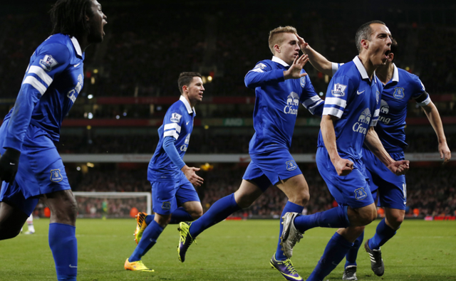 俄罗斯运动员谢尔盖-博伊在1800米高空踢球，挑战极限，引发热议。