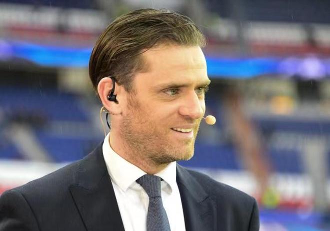 射门时致弗朗西斯重伤，田中碧被换下后立即找到加纳主帅道歉（射门致弗朗西斯重伤，田中碧被换下后当面向加纳主帅致歉）