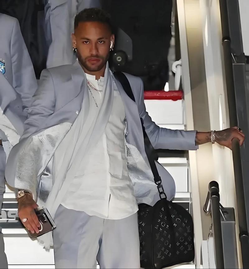 法尔克：拜仁不着急推进诺伊尔续约，打算在他40岁生日前后谈（法尔克：拜仁暂不急于与诺伊尔续约，计划在其40岁生日前后再谈）